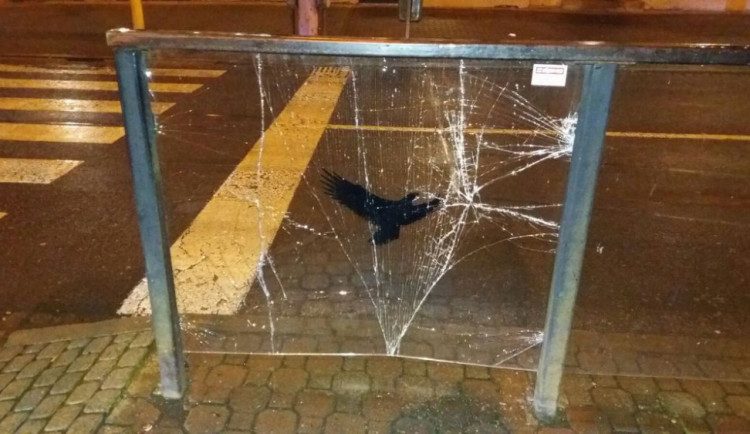 Vandal poničil zastávku u Okresního soudu. Strážníci si ho našli v tramvaji, do které nastoupil