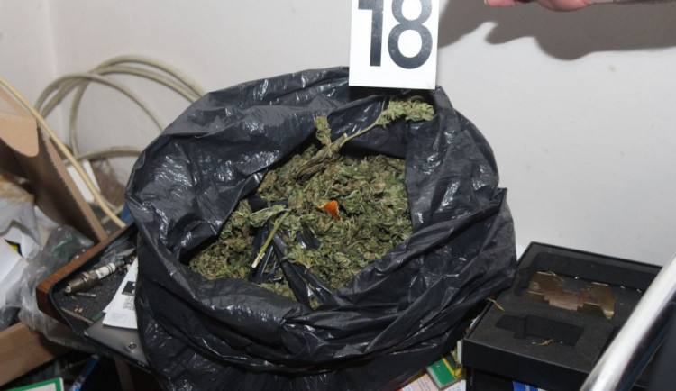 Policisté rozjeli akci Úklid. Dopadli pět výrobců a distributorů drog z Olomouce a okolí