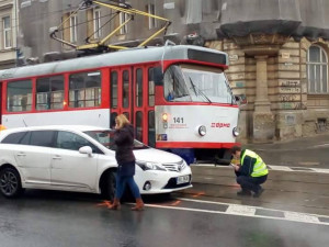 Na Palackého ulici se střetlo auto s tramvají