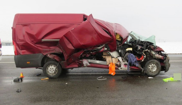 Dodávka narazila do nákladního auta