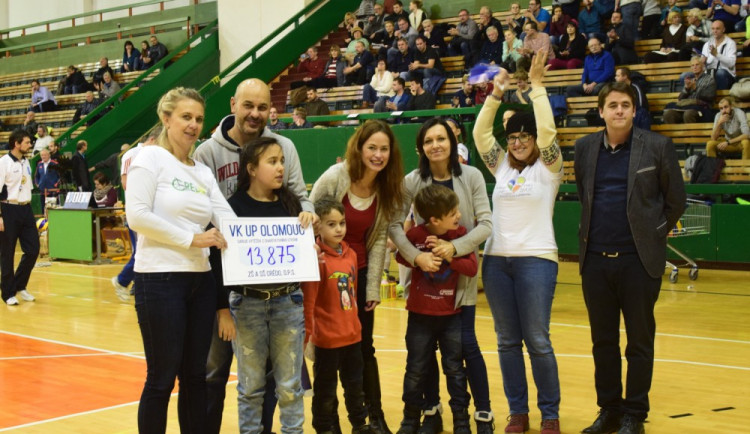 FOTO: Volejbalistky vyhrály charitativní zápas proti Olympu, na školu CREDO se vybralo 13 875 korun