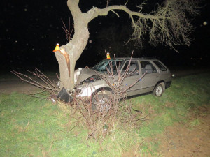 Řidič se svým autem narazil do stromu vedle silnice, z místa nehody se vypařil jako pára nad hrncem