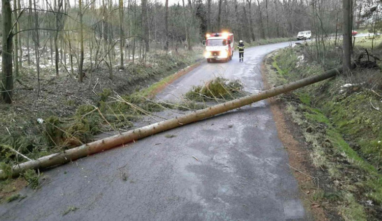 HZS zasahující na zablokované silnici