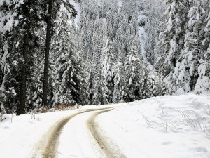Některé silnice v Jeseníkách pokrývá uježděná vrstva sněhu