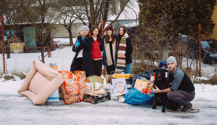 Organizátoři sbírky při předání dárků