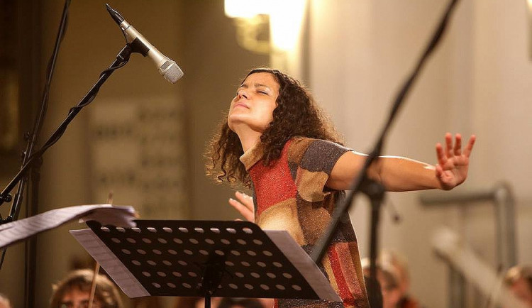 Jihočeská filharmonie zve na mimořádný koncert s charismatickou muzikantkou Ivou Bittovou