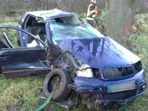 Řidič narazil se svým autem do stromů, musel být resuscitován