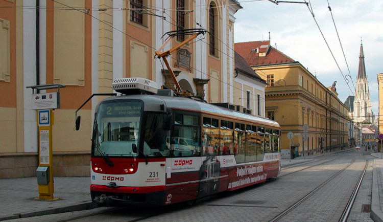 Muž chtěl okrást ženu v tramvaji. Chytil ho však policista, který měl ten den volno
