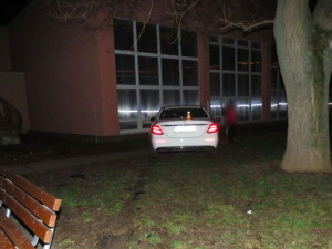 Řidička se rozhodla ujet policistům, před základní školou neuřídila svůj Mercedes a havarovala