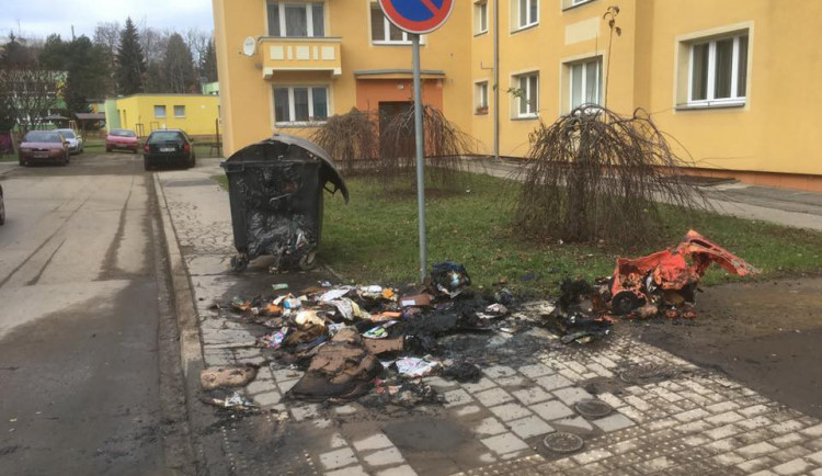 Žhář zapaloval kontejnery, pak je opilý sledoval