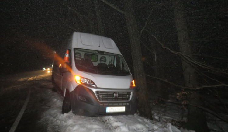 Řidič nepřizpůsobil jízdu stavu silnice, způsobil škodu za sto tisíc