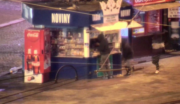 VIDEO: Mladíci se vloupali do novinového stánku na náměstí Hrdinů, za půl minuty je měla policie
