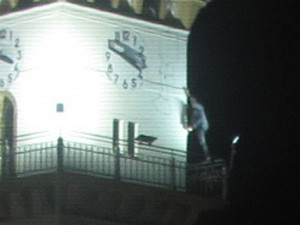 Opilec v noci zdolal radniční věž v Uničově, loni pokořil mariánský sloup