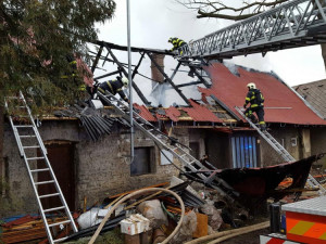 FOTO: U požáru rodinného domu zasahovaly čtyři jednotky hasičů