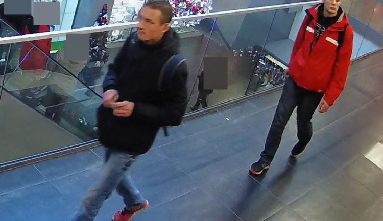VIDEO: Muži ukradli v Galerii Moritz elektroniku za téměř dvacet tisíc