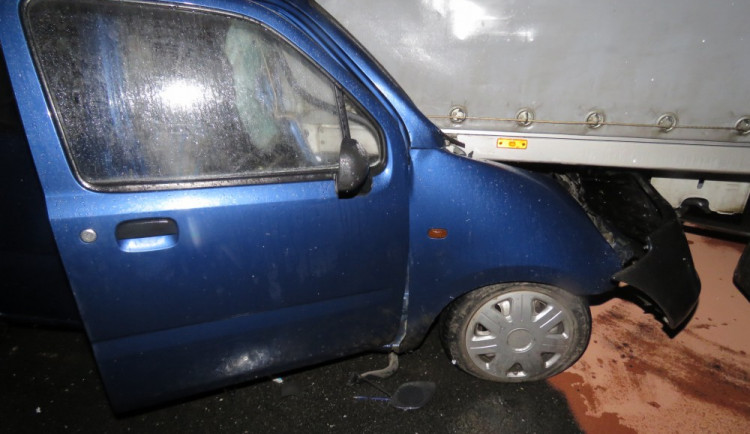 Muž v osobním autě narazil zezadu do náklaďáku, ve svém autě zůstal zaklíněný