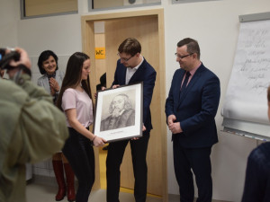 Předání daru do jedné z učeben