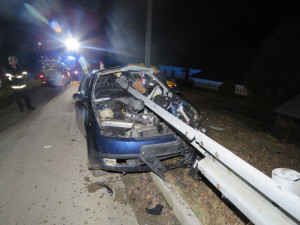 Při dopravní nehodě prošpikovala svodidla osobní auto, řidič zůstal zaklíněn