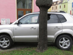 Opilý řidič v Olomouci se chtěl vyhnout střetu s autobusem, místo toho srazil ženu na chodníku