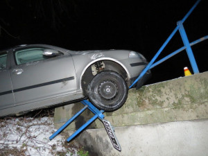 Řidič na sněhu nezvládl řízení svého vozu, skončil s ním v železném zábradlí mostku