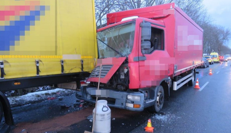 Řidiče dodávky oslnily sluneční paprsky, narazil do zaparkovaného náklaďáku