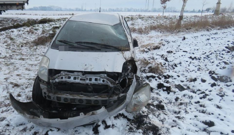 Pětašedesátiletá řidička jela příliš rychle, dostala smyk a otočila auto na střechu