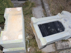 FOTO: Vandal za dva dny poničil jedenáct náhrobků na hřbitově ve Slatinicích