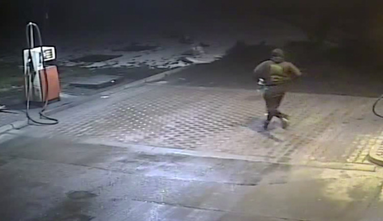 VIDEO: Muž vyloupil benzínku, obsluze mával před obličejem pistolí. Policie už našla jeho oblečení