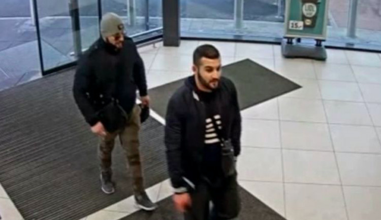 VIDEO: Zloděj v nestřeženém okamžiku vytáhl muži peněženku z kapsy, vše zachytila kamera