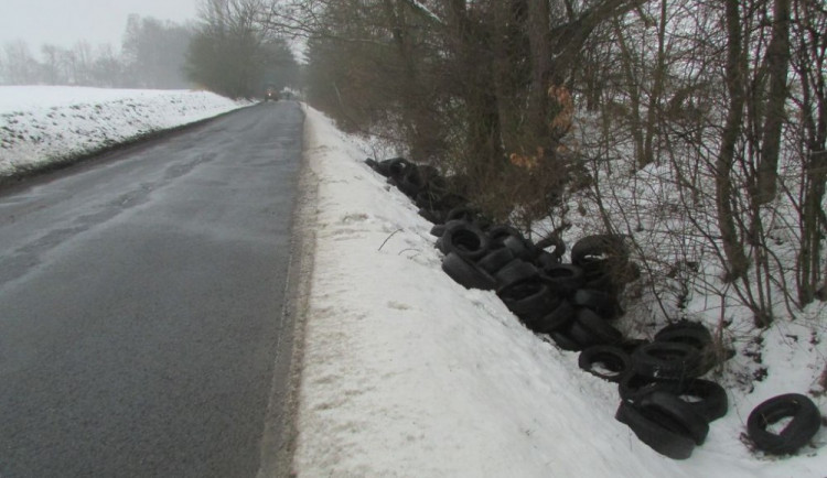 Neznámý pachatel vysypal do příkopu u cesty asi 140 pneumatik, hledá ho policie