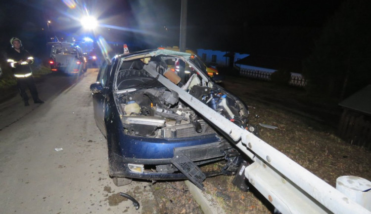 Řidič, který svoje auto napíchl na svodidla, byl opilý