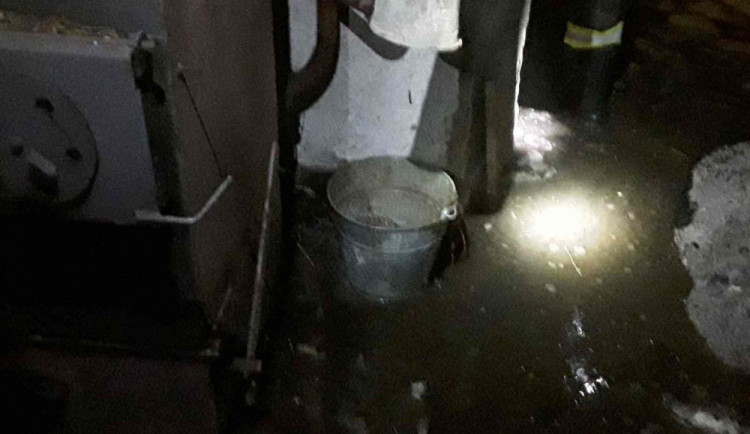 Muž se přiotrávil při požáru ve sklepě rodinného domu