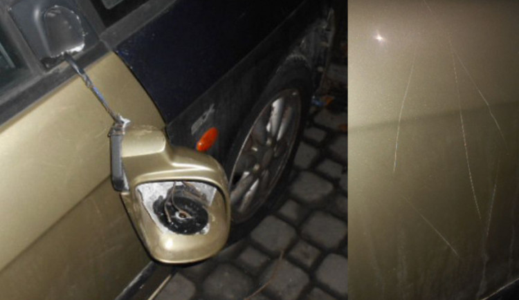 Skupinka výrostků v Olomouci demolovala auto, propíchali pneumatiky a na dveře vyryli kosočtverec