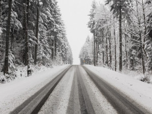 Sníh komplikuje dopravu, ve vyšších polohách musejí řidiči počítat s čerstvou nadílkou