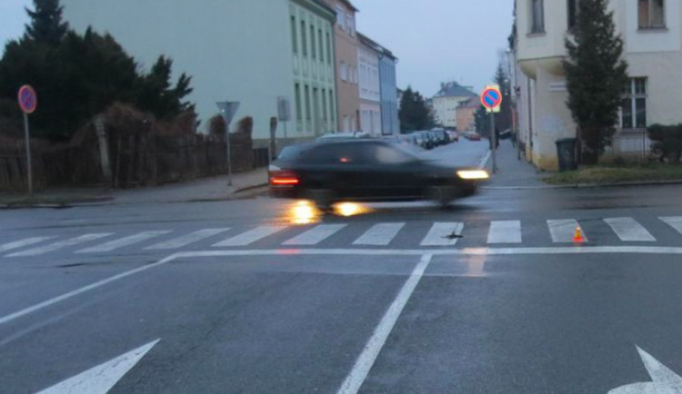 Policie hledá řidiče auta, který na Ibsenově ulici srazil chodkyni na přechodu a z místa nehody ujel
