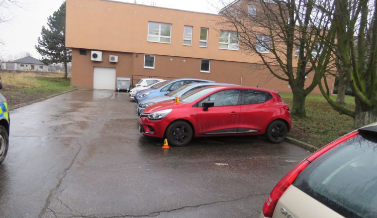 Policisté hledají řidiče, který na parkovišti ťukl auto a odjel