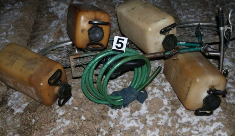 Třiašedesátiletý muž chtěl ukrást sto litrů nafty, měl na to speciálně upravené kolo