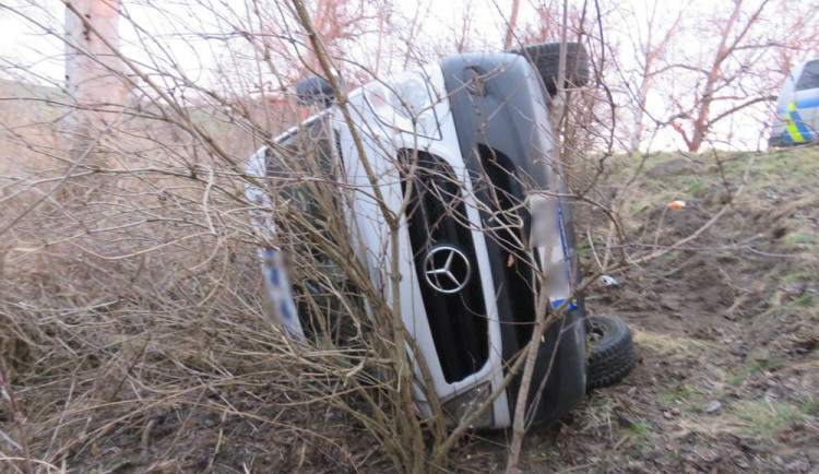 Na silnici někomu vypadl kus železa, řidič dodávky na něj najel a skončil v příkopu