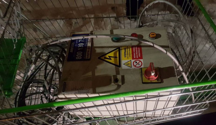 Dva muži si na nákupních vozících z Globusu odváželi svinovací dveře a rozvodnou elektrickou skříň