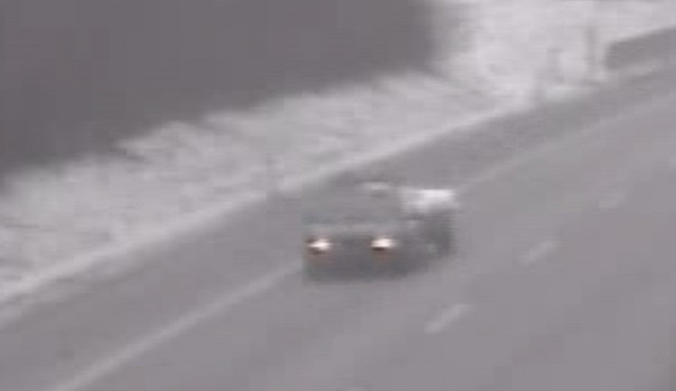 Policie pátrá po řidiči auta s přívěsem. Dostal smyk, poškodil svodidla a z místa nehody ujel