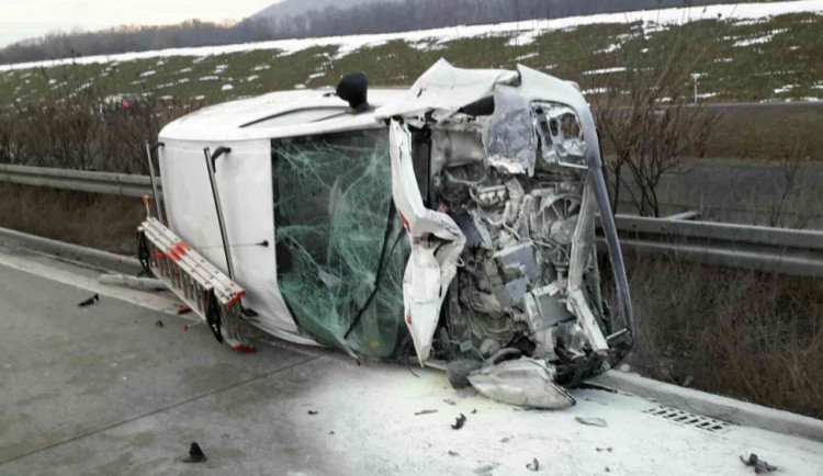Nehoda dvou aut včera uzavřela dálnici ve směru z Olomouce na Ostravu