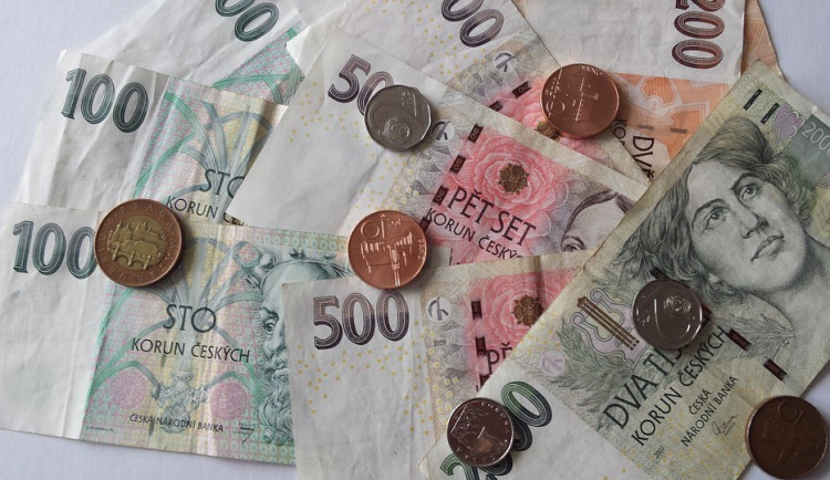 Otec neplatil matce alimenty na jejich dítě, dluží už téměř milion korun