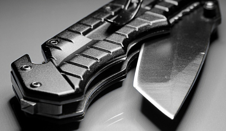Útočnice s nožem v ruce přepadla na ulici ženu, policie ji dopadla o pár ulic dále
