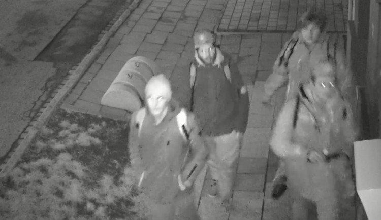 VIDEO: Policie hledá mladíka, který za přítomnosti své party pokreslil informační kiosek