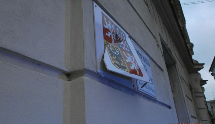 Vandal poničil státní znak na budově mateřské školy Na Hradě v Olomouci