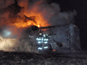 FOTO: Na Šumpersku dnes ráno hořel autobus na plyn, škoda je tři miliony