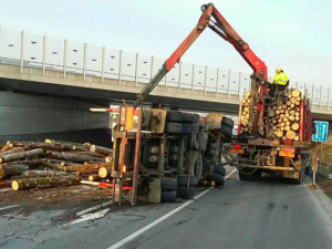 FOTO: Na sjezdu z dálnice D48 u Bělotína se vysypaly klády z kamionu, kompletně zablokovaly cestu