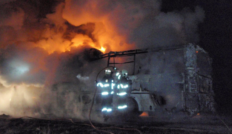 Na Šumpersku dnes ráno hořel autobus na plyn, škoda je tři miliony