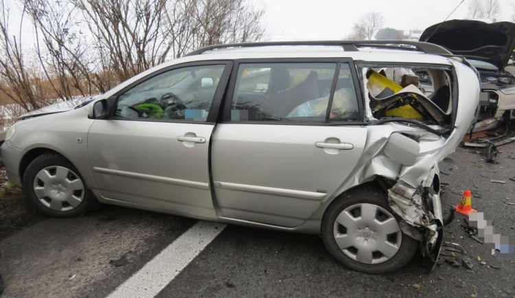 Na dálnici od Mohelnice na Olomouc bourala dodávka a dva osobáky, řidič dodávky zřejmě usnul