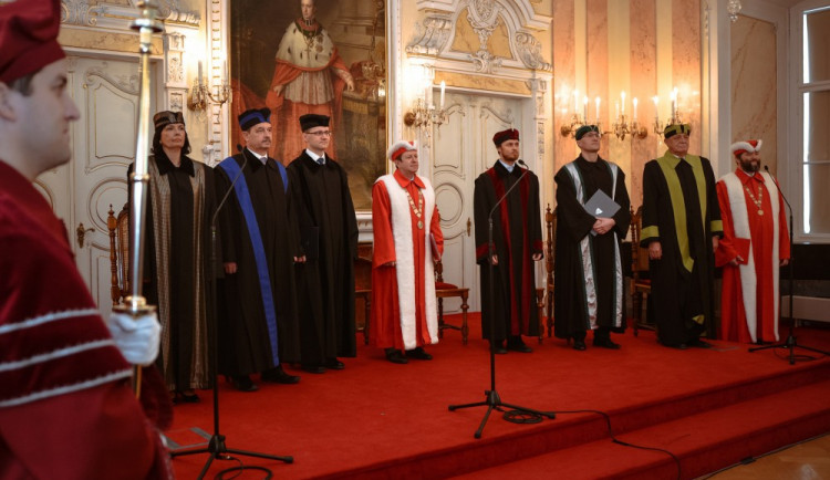 Do čela pěti fakult olomoucké univerzity byli uvedeni noví děkani